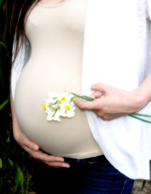 孕产妇比普通人群更易感染新冠？孕产妇感染新冠的症状是什么